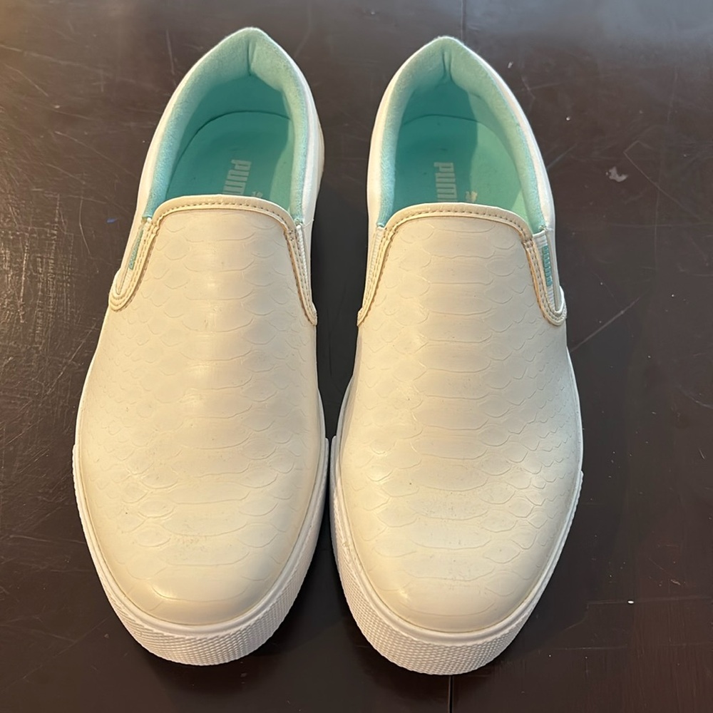 Size 9 womens Puma spikeless golf shoes